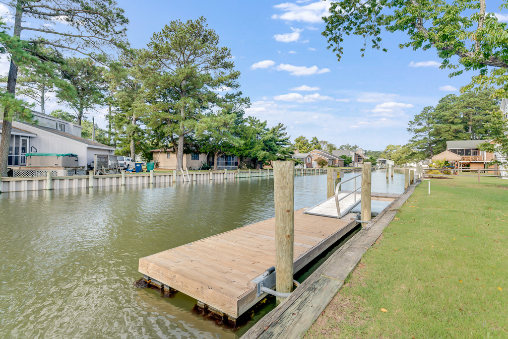 Beautiful Chamallow sits directly on the Water's Edge and has a Floating Dock!