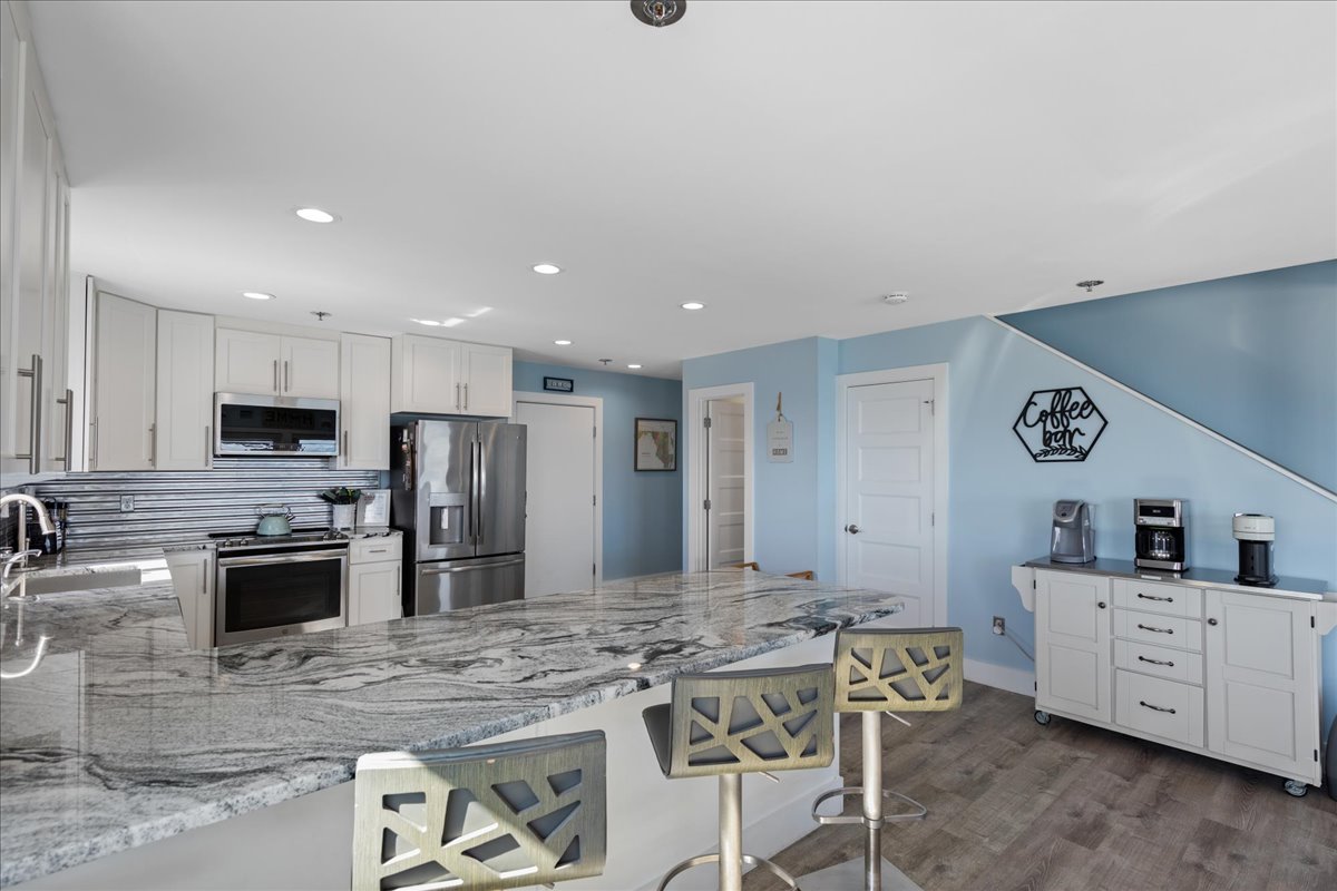 Grab a quick bite to eat at the beautiful Marble Breakfast Bar before hitting the Beach.