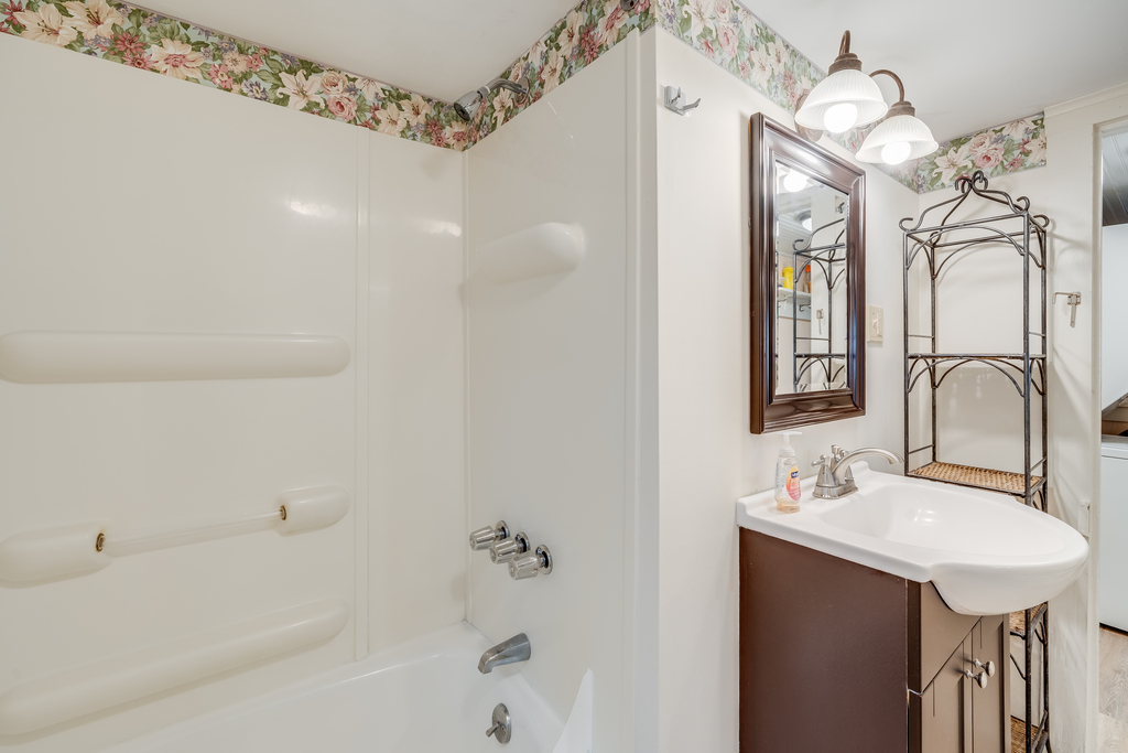 Full Bath with Tub/Shower Combo.