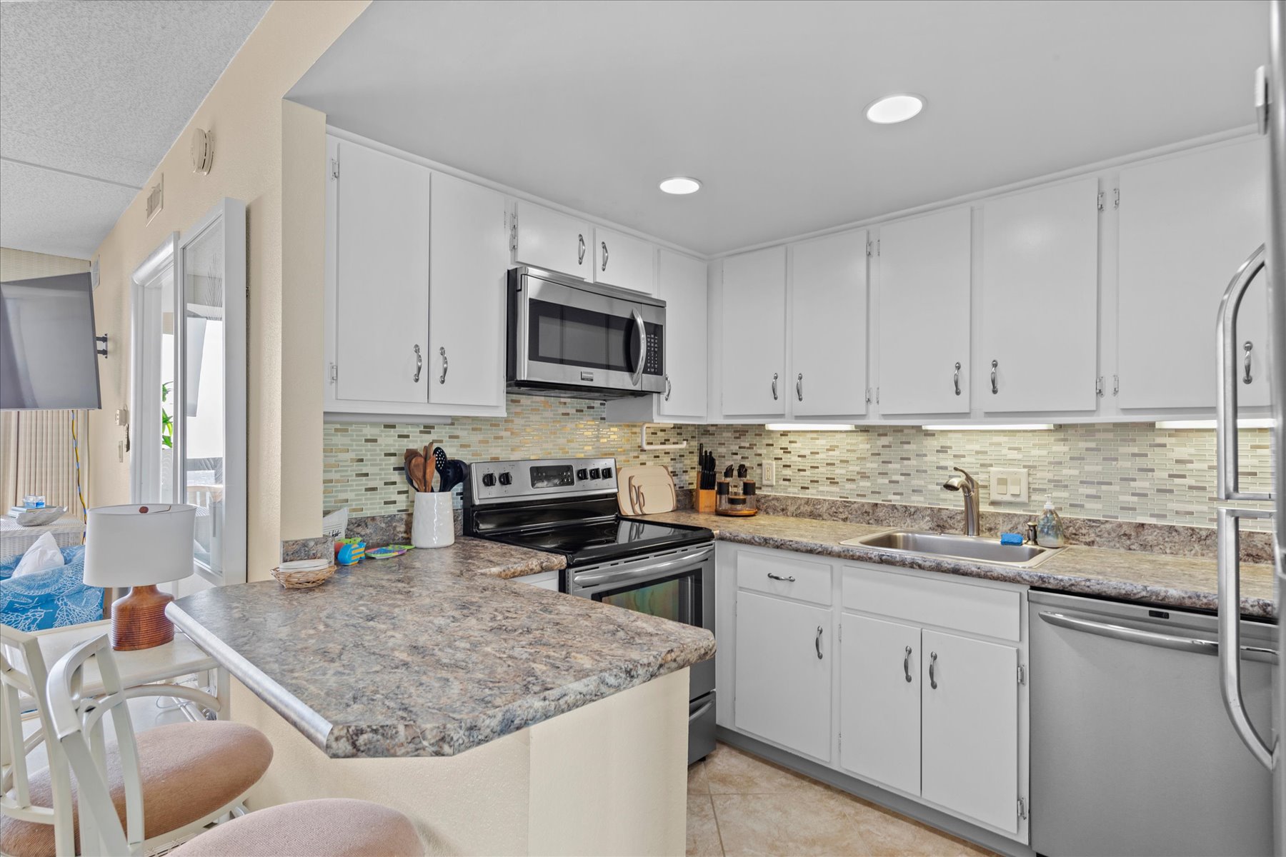 This Kitchen is equipped with all of the essentials!