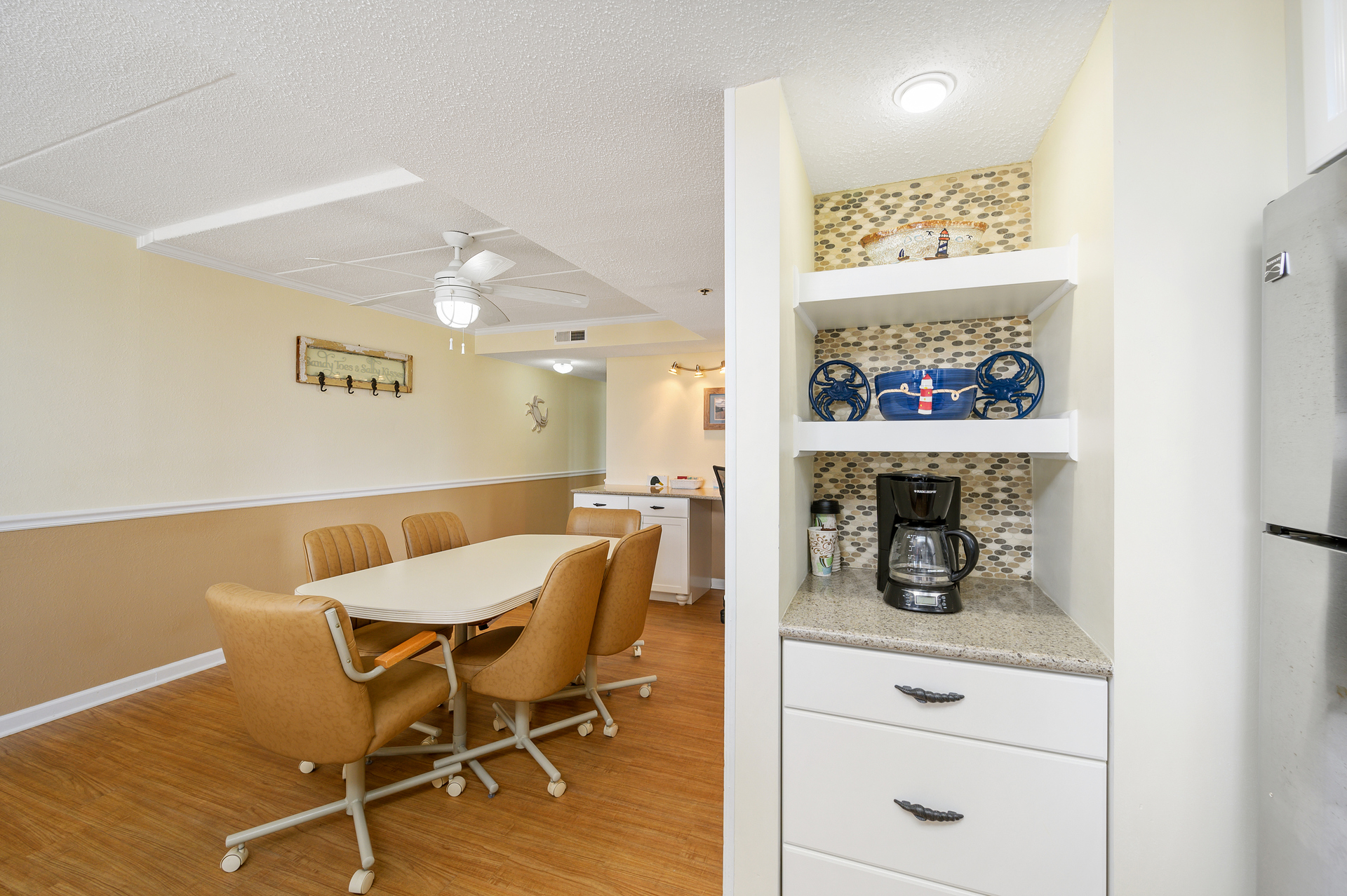 The dinning area seats up to 6