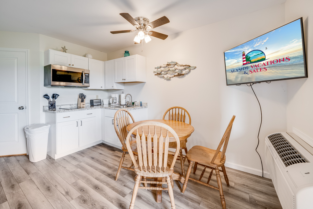 Kitchenette is perfect for a quick bite before hitting the Beach.