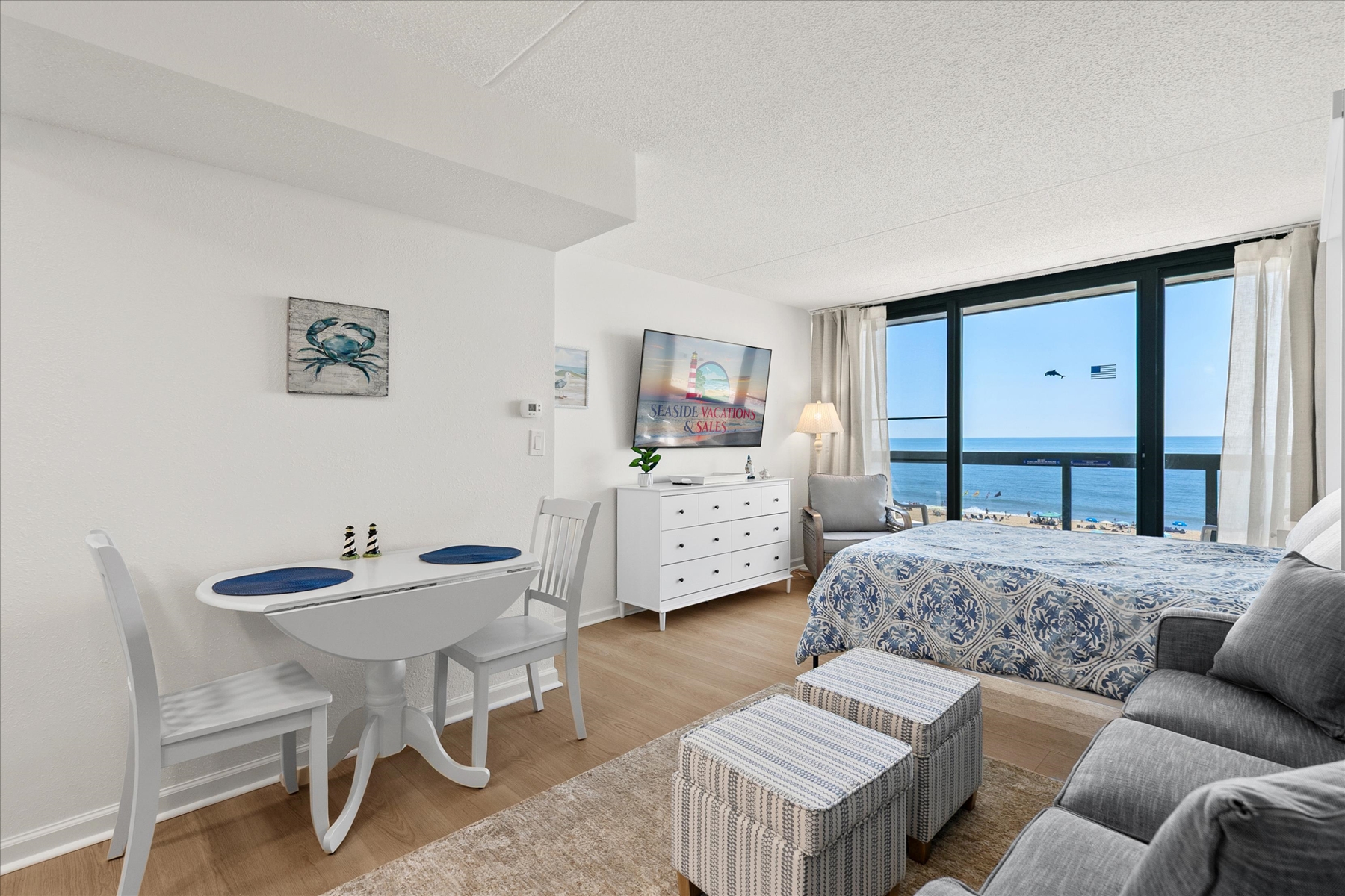 Enjoy a quick meal at the dining table before heading down to the beach.