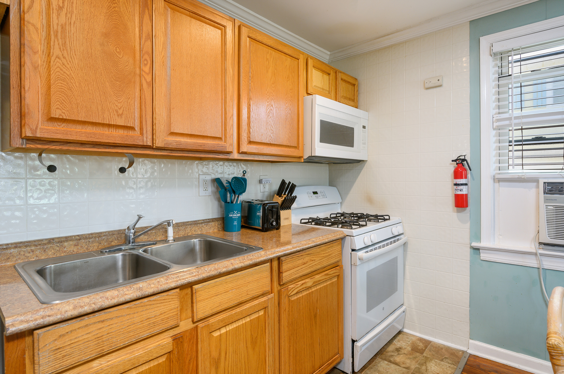 This well-equipped kitchen makes mealtime a breeze whether it's a breakfast on the go or a family meal in