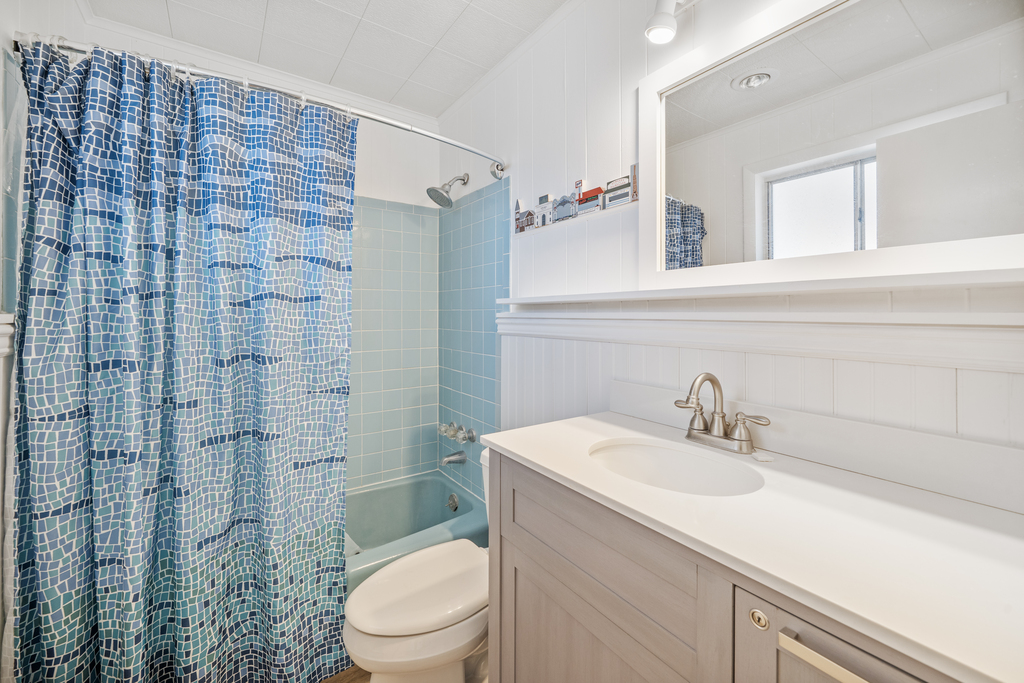 Full bathroom with shower/tub combo.