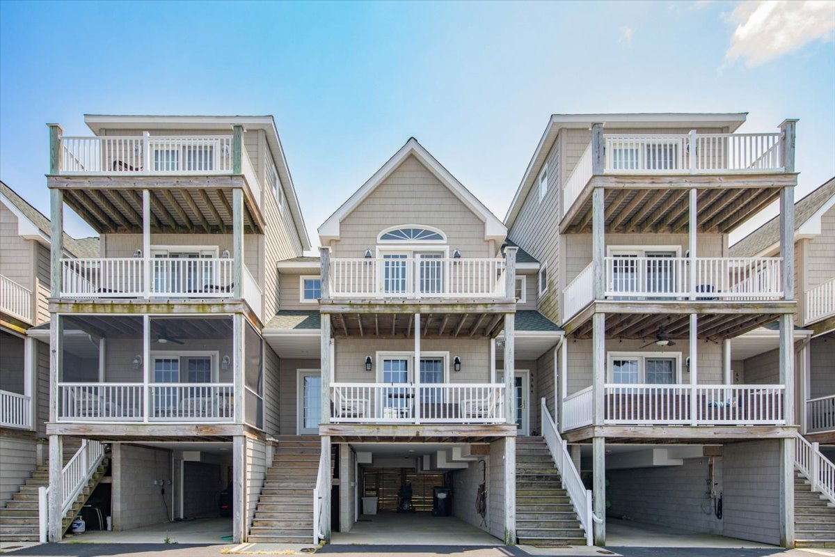 This lovely Townhome sleeps 5 in comfort and style.