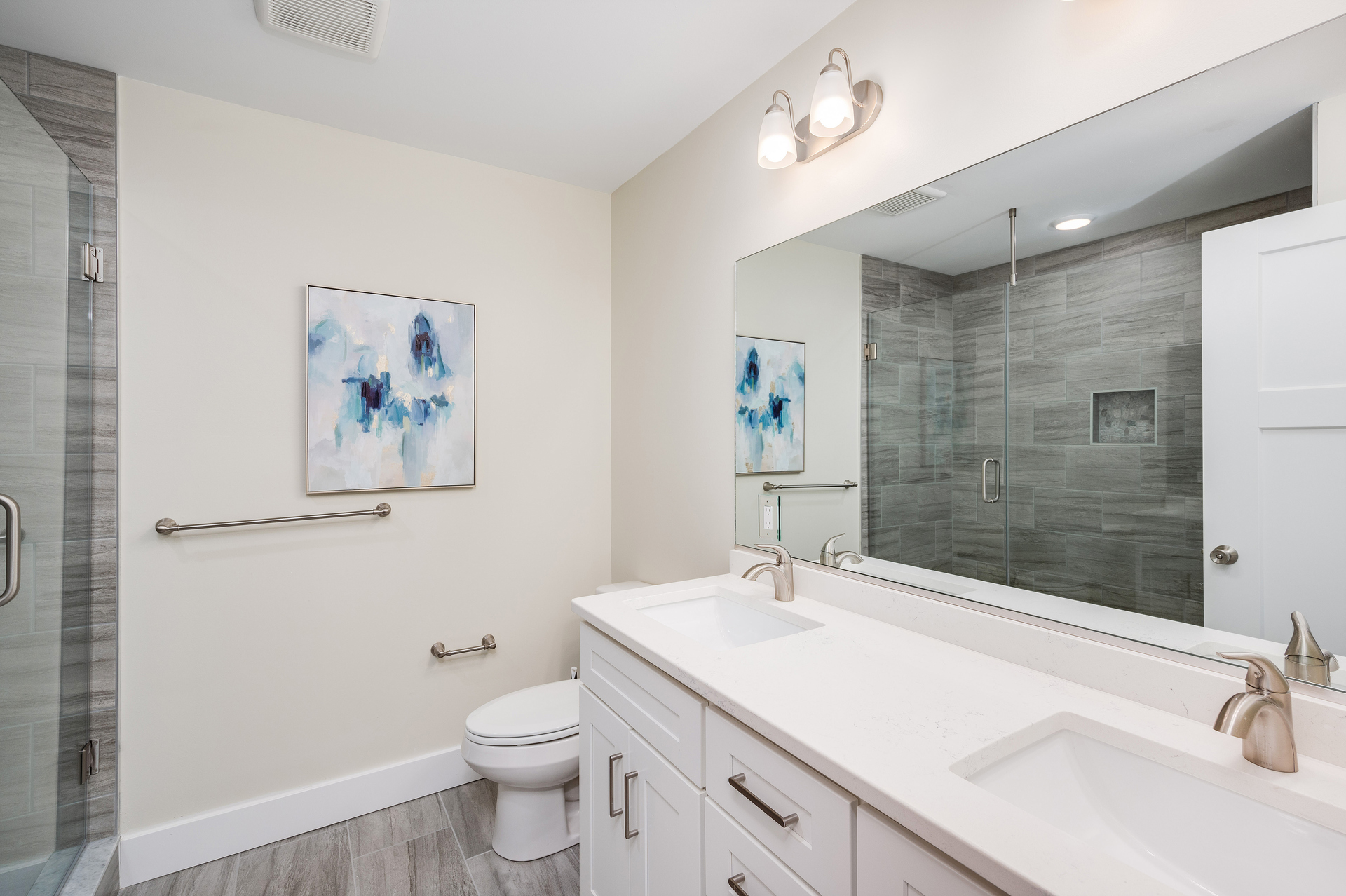 Beautiful & Brand-New Full Bathroom