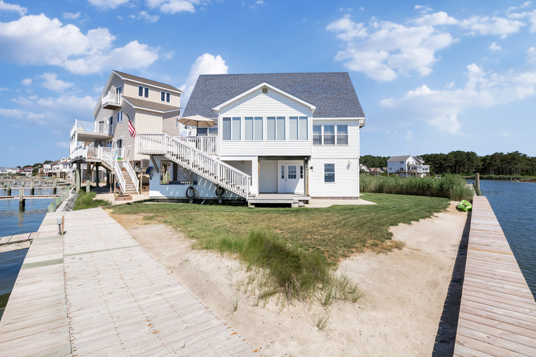 This gorgeous home sleeps 6 in comfort and style.