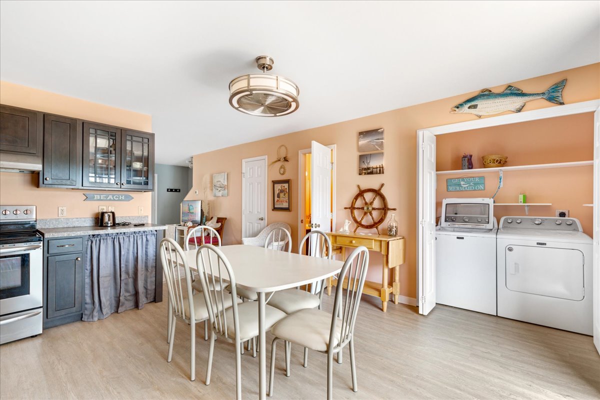 Mealtime is a bay breeze in the well-stocked Kitchen.