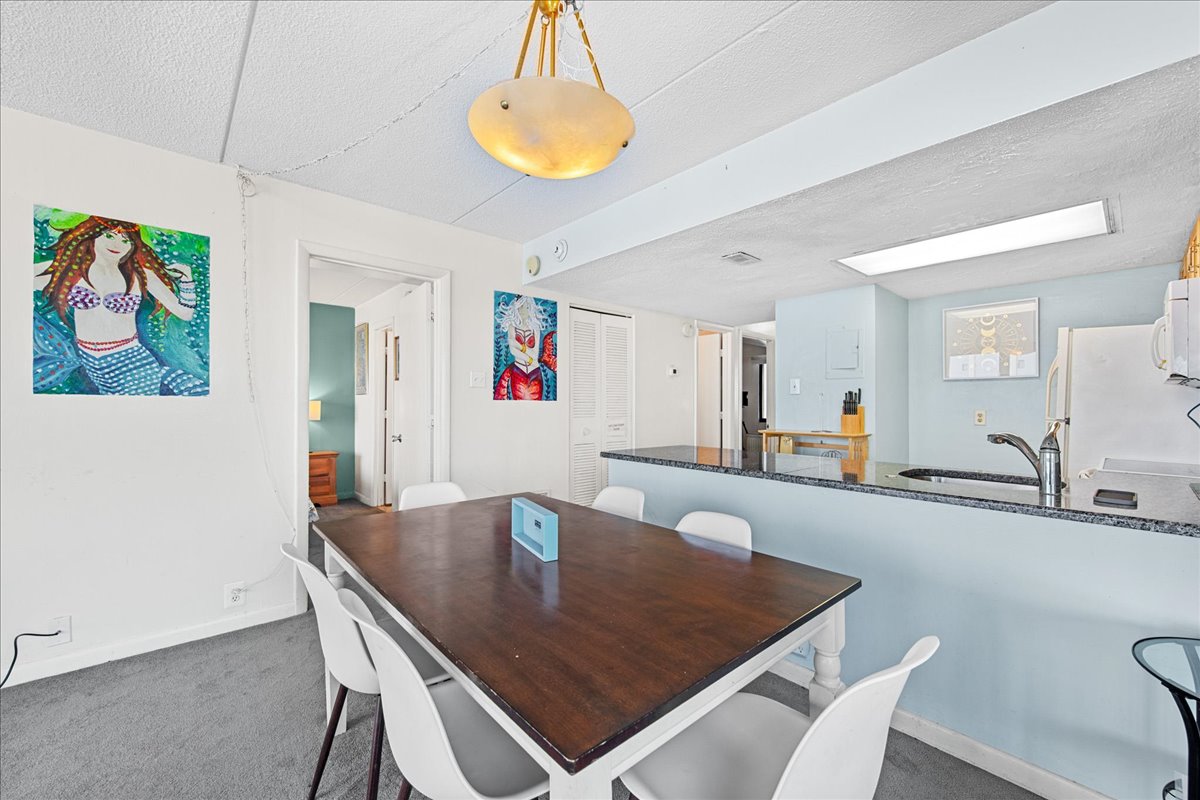 Or grab takeout from one of the many nearby restaurants.