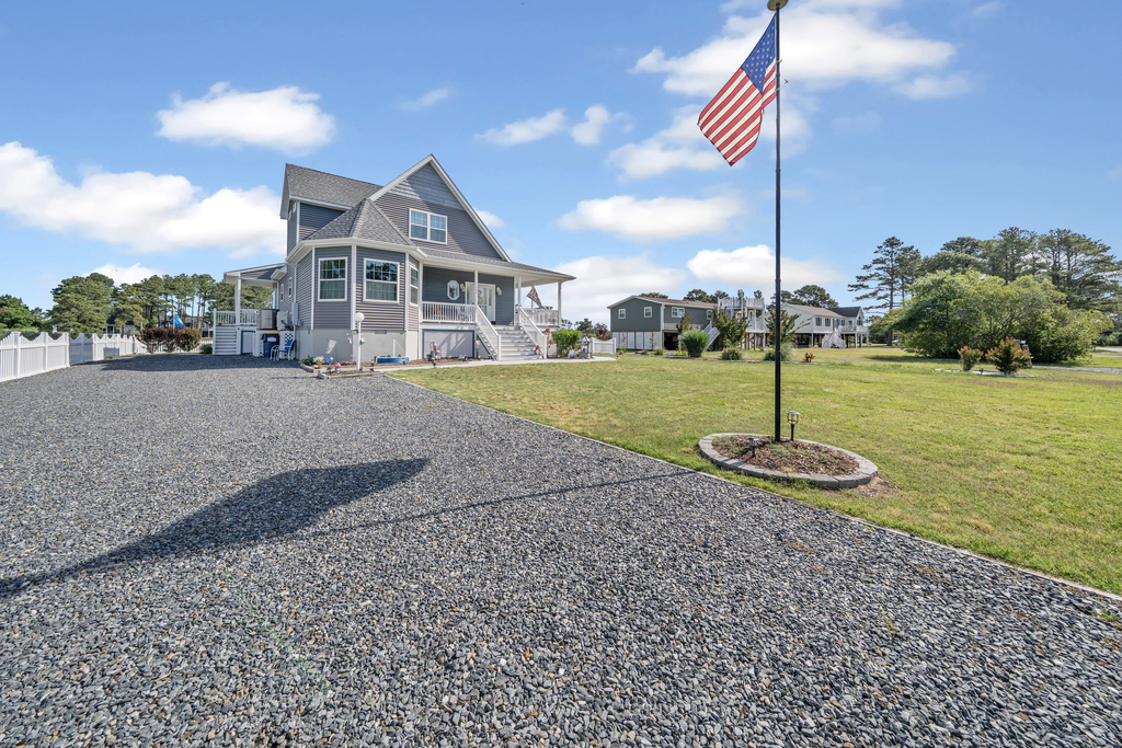Welcome to Pond Front Bird of Paradise in Oyster Bay!
