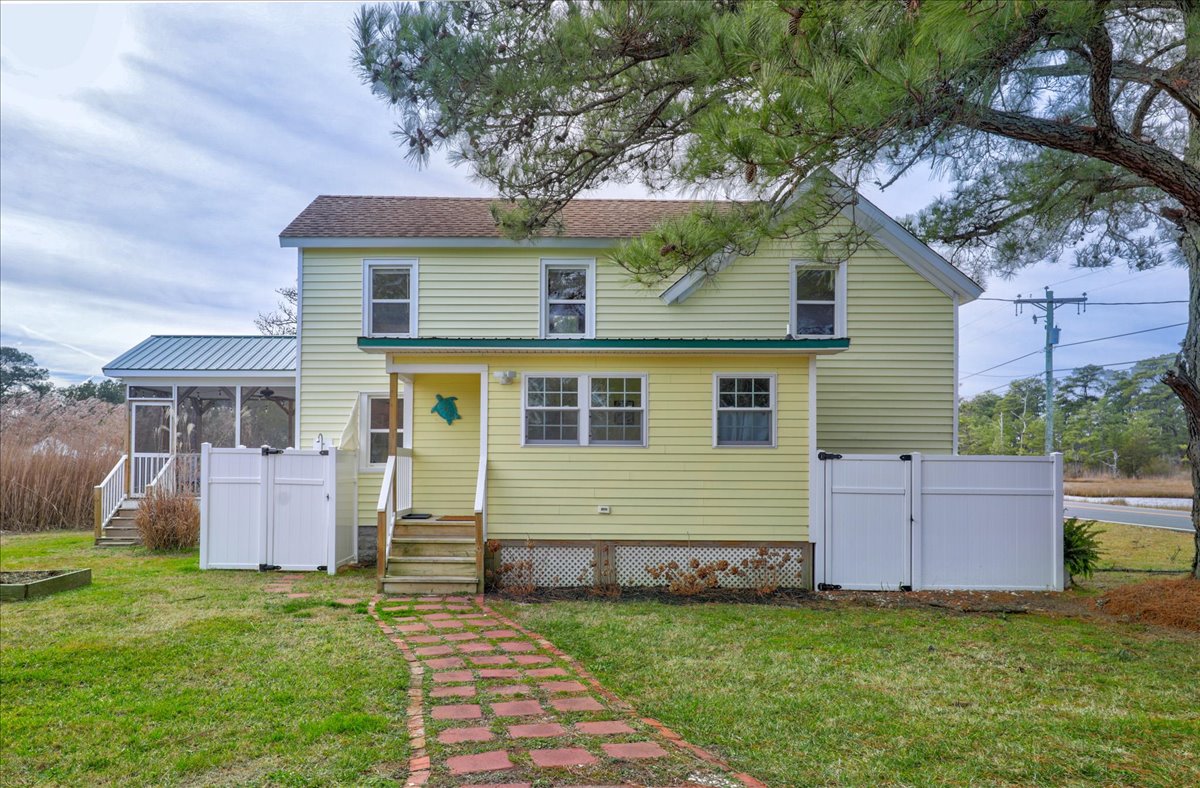 This adorable Cottage has beautiful Views galore, and sleeps 6!