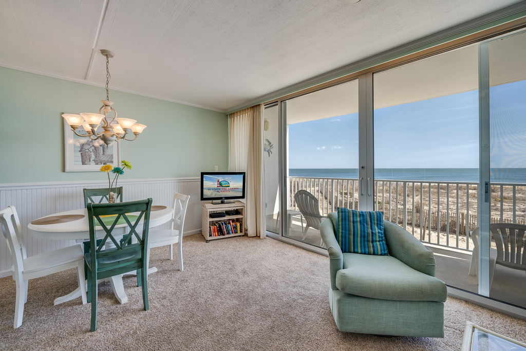 Breathtaking floor to ceiling Views of the Ocean!