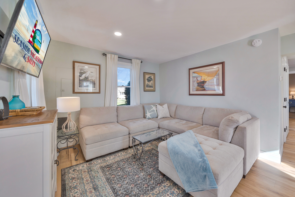 Comfortable Living Area with Flat Screen TV and Free WiFi.