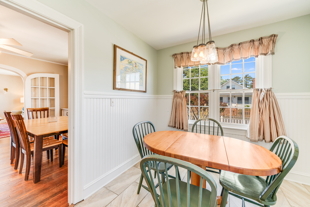 Grab a quick bit before hitting the Beach - love this Breakfast Nook.