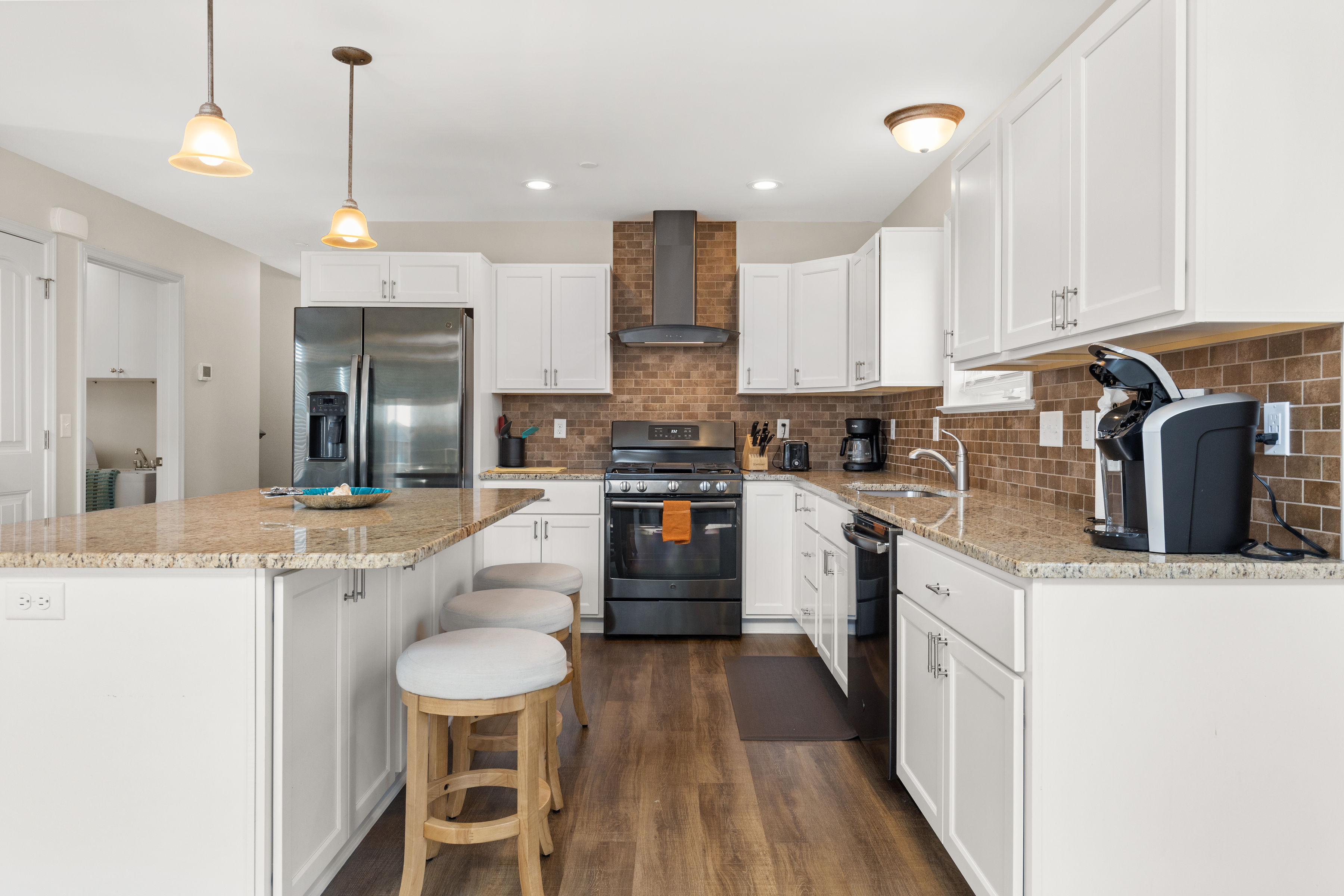 Mealtime will feel nothing like a chore in this well-equipped kitchen.