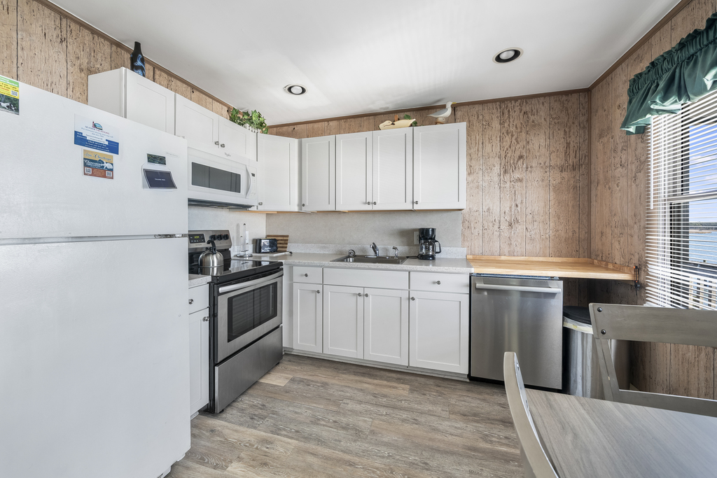 The well-stocked Kitchen has all you need to make mealtime a bay breeze, including a brand new dishwasher!