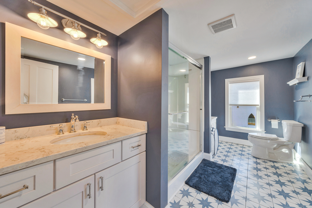 Nautical Navy adorns the upstairs Full Bath.