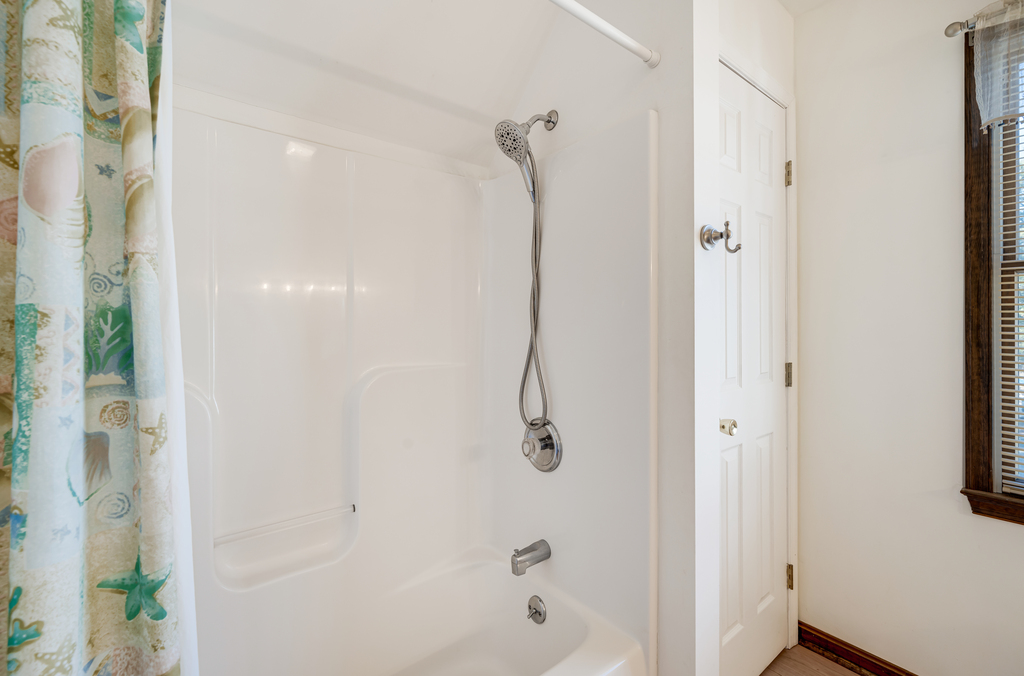 Tub/Shower Combo in Full Bath 3, as well.