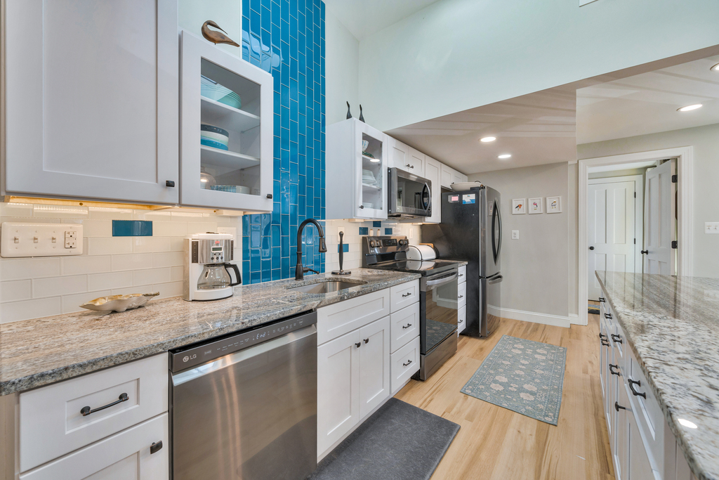 Everything you need to make mealtime a bay breeze.