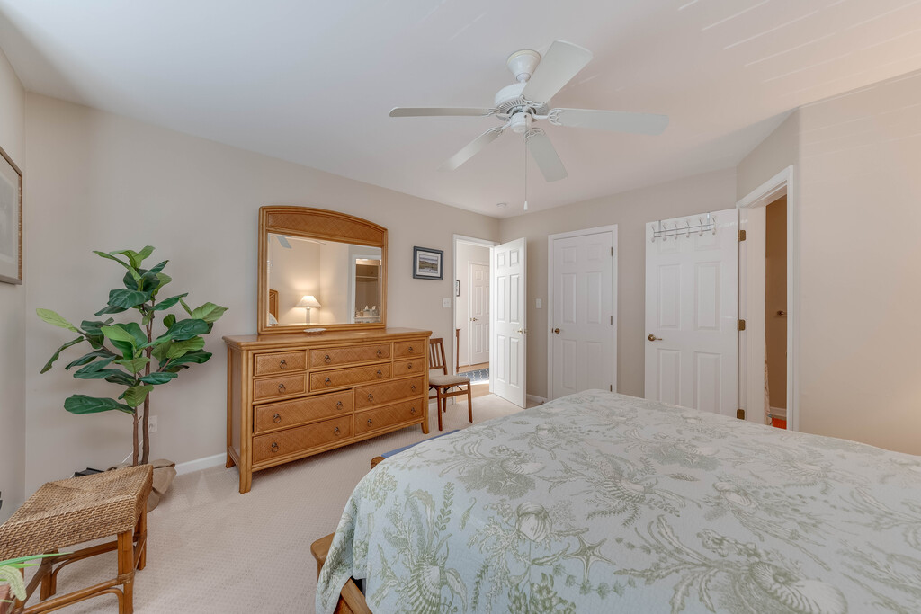 Bay Pony sleeps 6 in 3 comfortable Bedrooms.