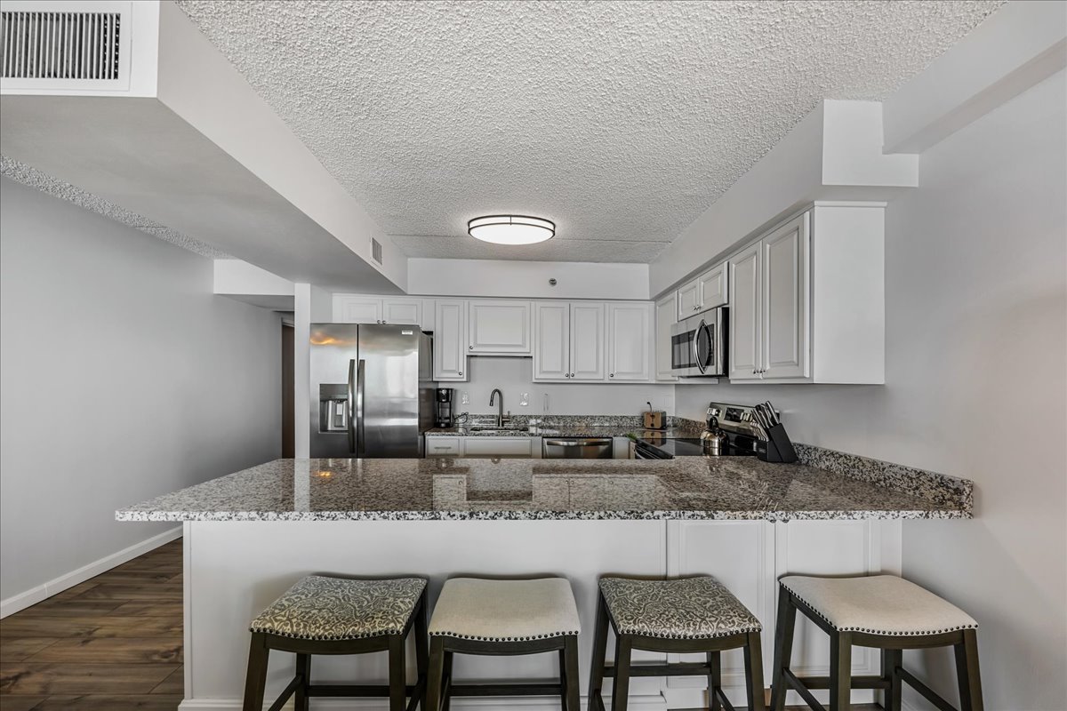 Grab a quick bite at the Breakfast Bar before you hit the Beach!