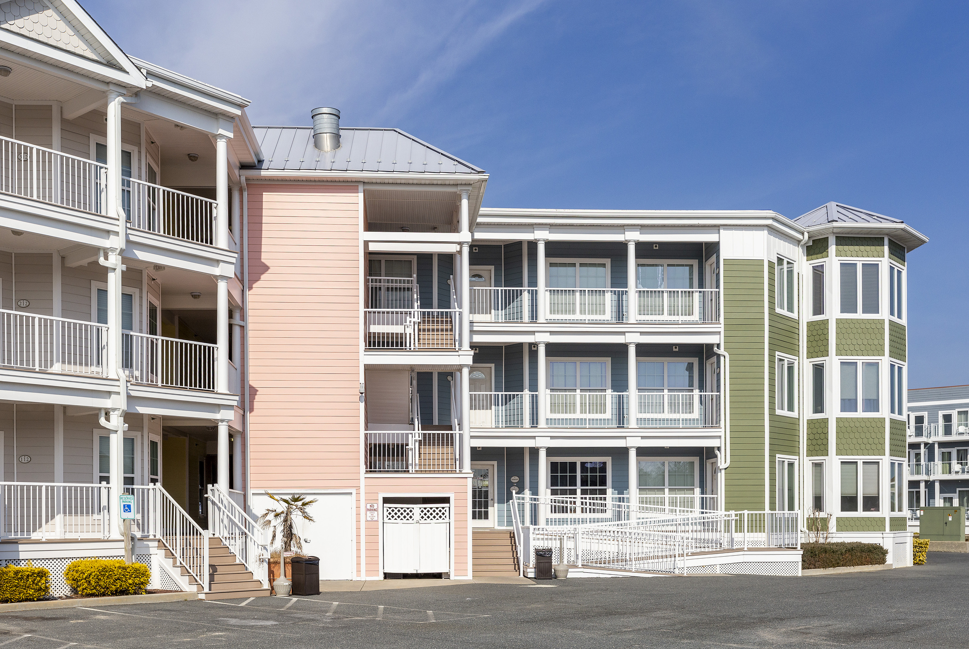 Sunset Bay has and Elevator and a Ramp.