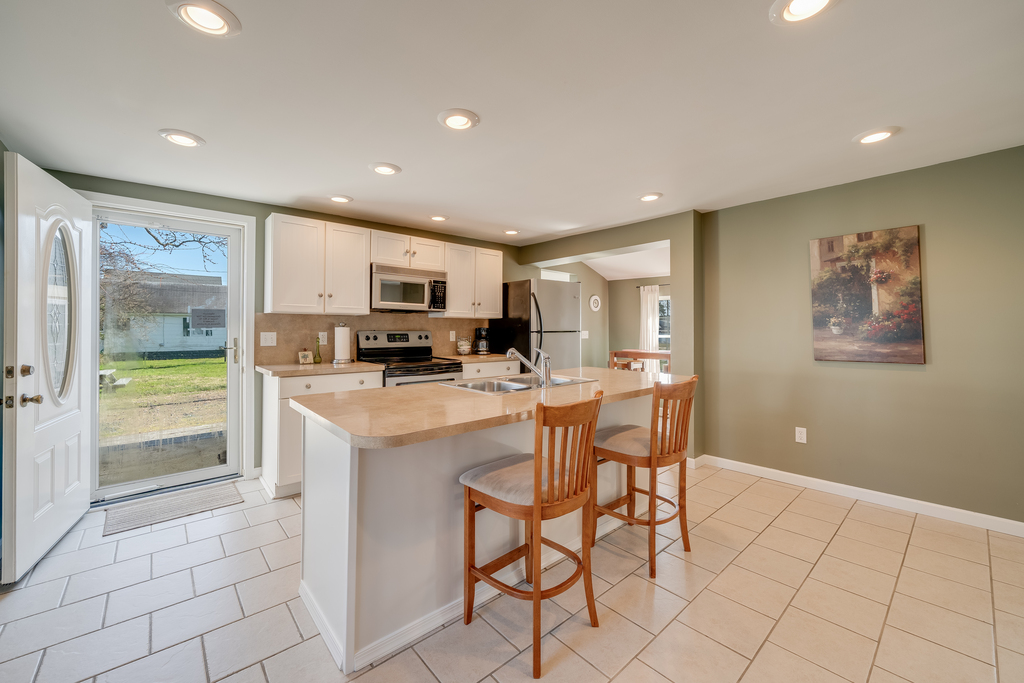 Spacious Eat-in Kitchen is perfect for gathering together each morning to plan your island adventures!