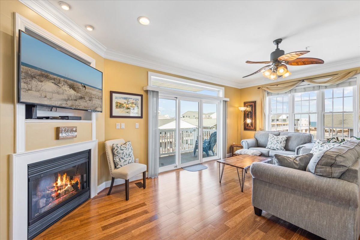 Plenty of Space for the whole family to spread out and relax. Fireplace is Decorative Only