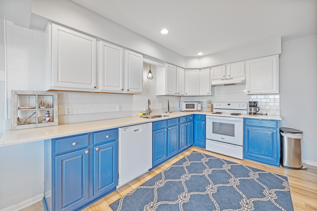 We just love this beachy blue Kitchen, well equipped with all the comforts of home!