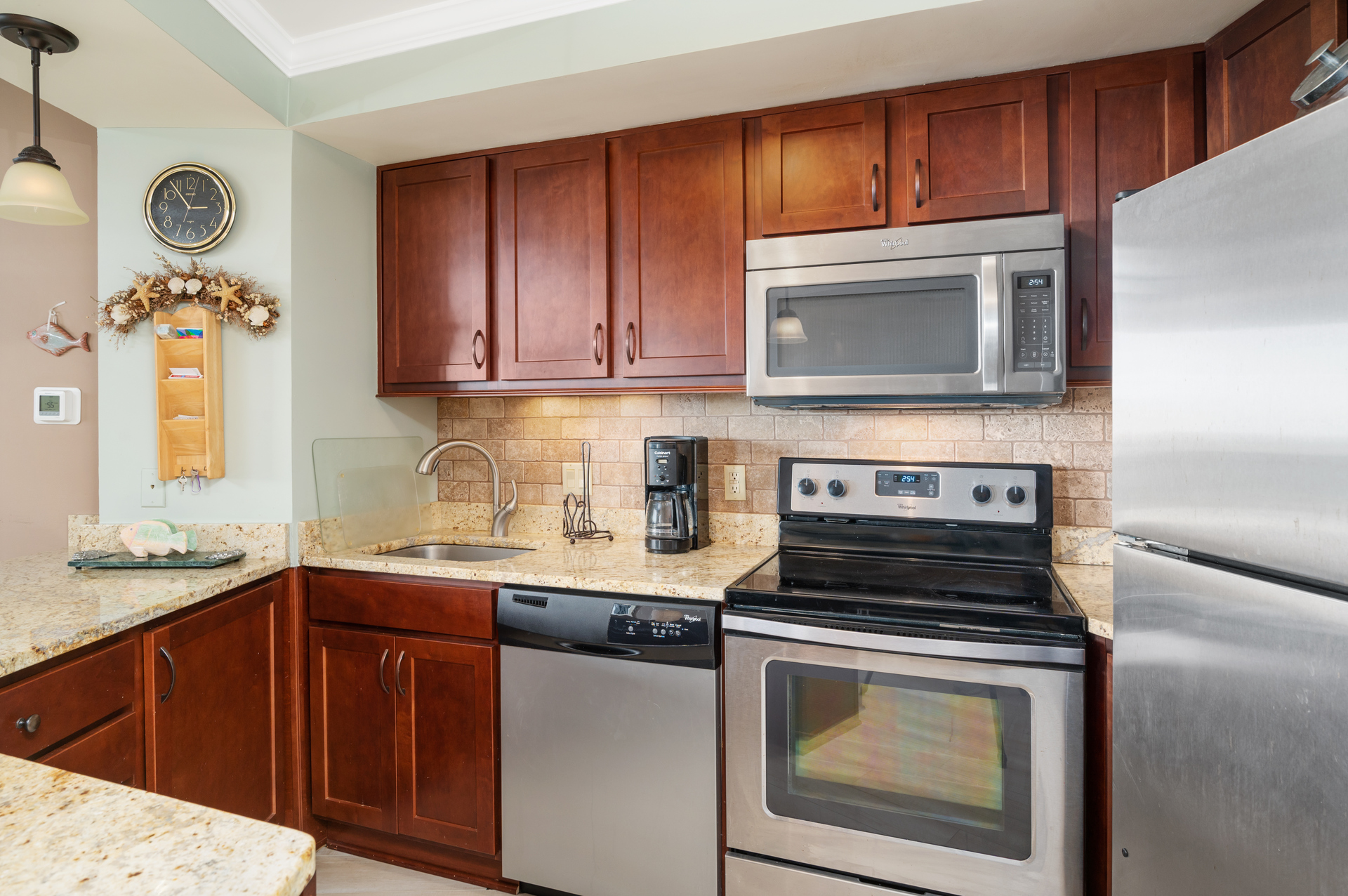 Warm Wood Cabinets & Stainless Steel Appliances throughout!