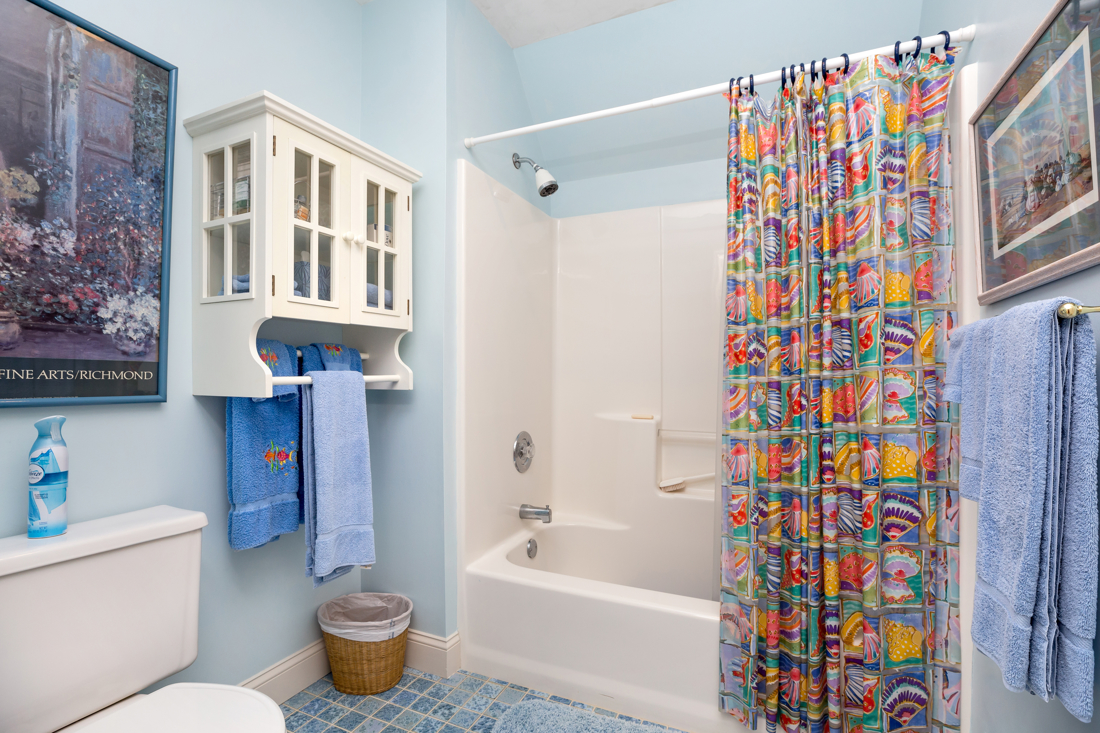 There's a 2nd Full Bath with Tub/Shower Combo.