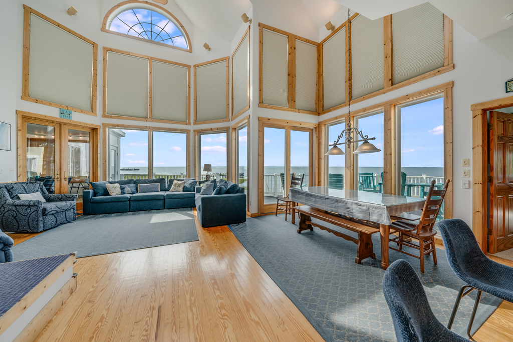 Beautifully furnished and dressed in colors of sand and sea.