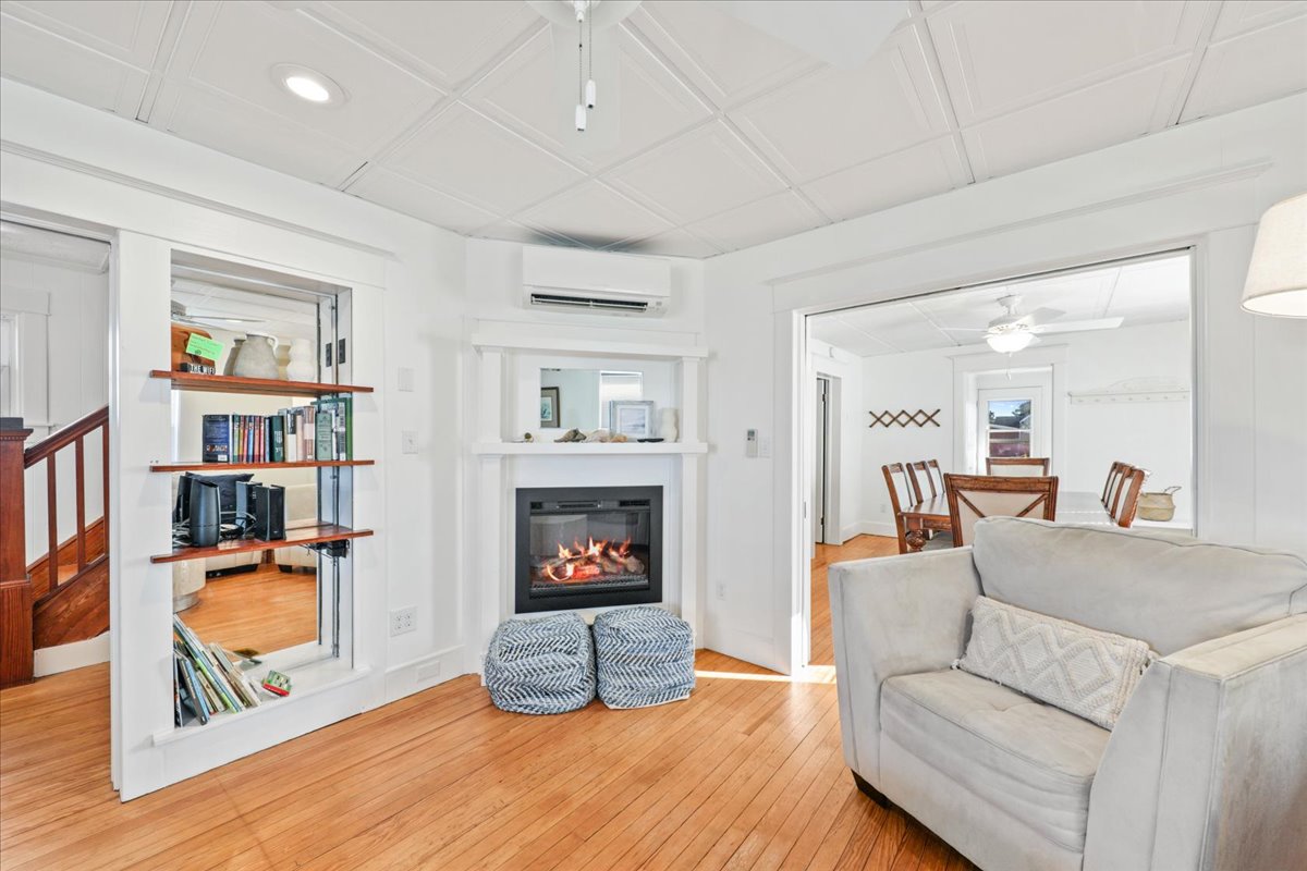 There's even a cozy Electric Fireplace for those chilly off-season stays.