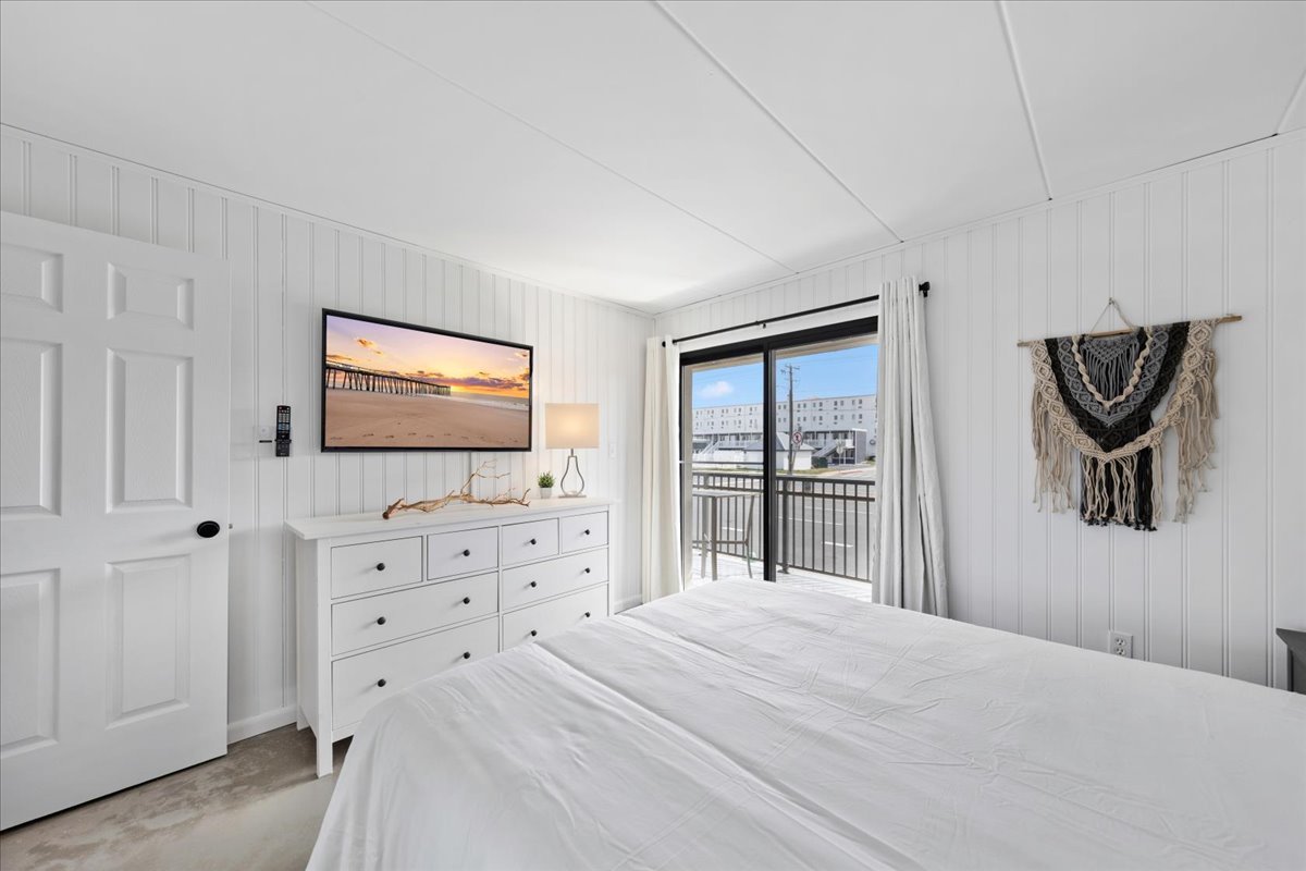 With Private Balcony Access, you can slip out to enjoy the Sweet & Salty Bay Breeze.