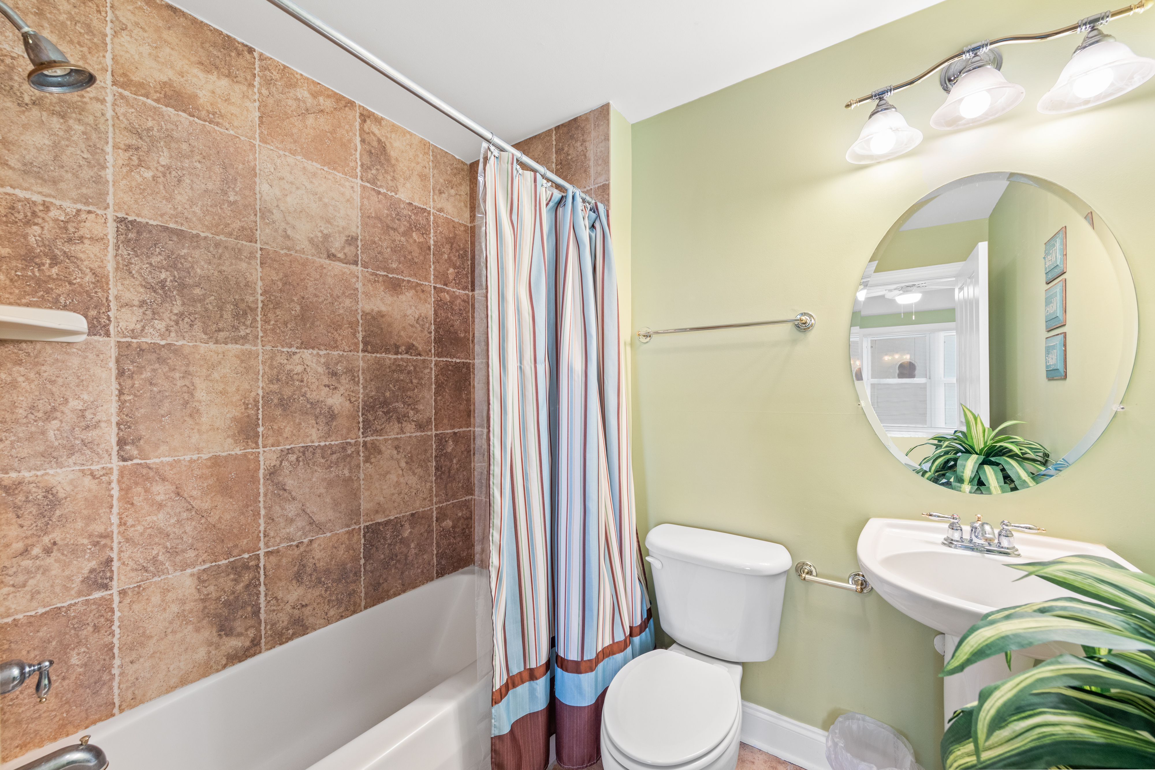 Full size bath with shower/tub combo.