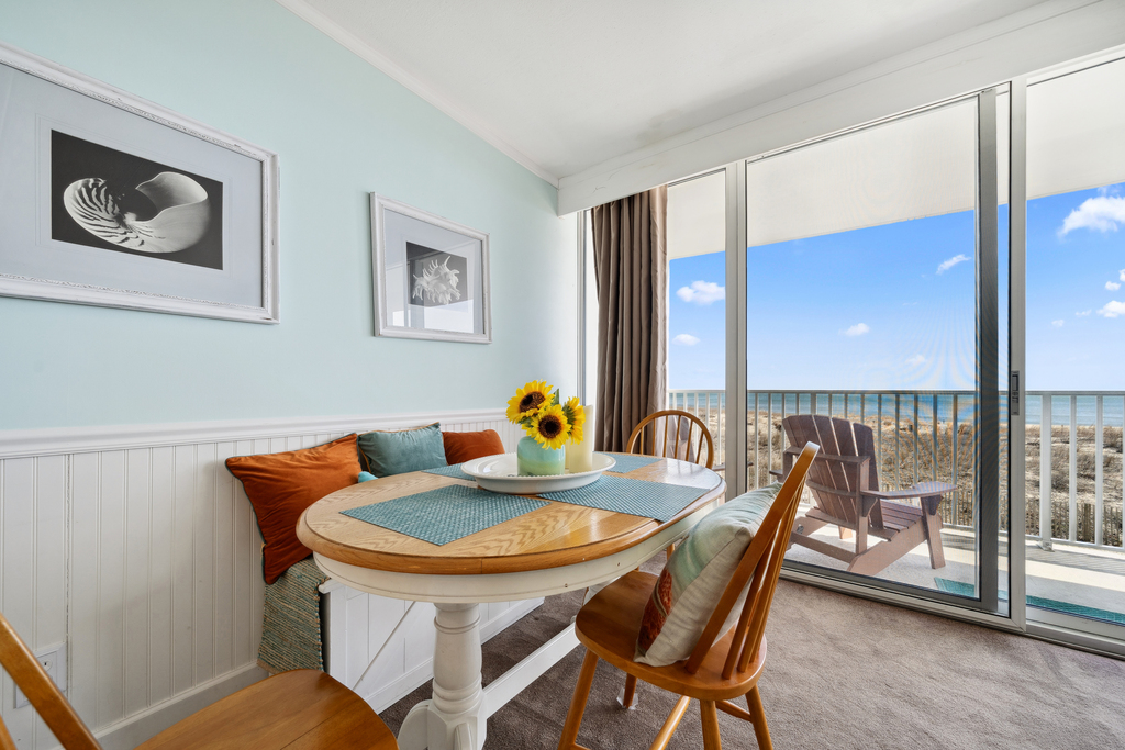 Plenty of seating for all at the Dining Table!