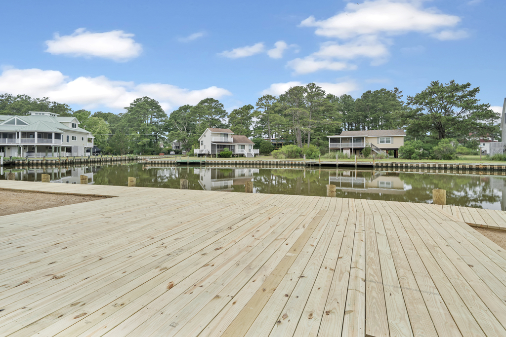 Relax on the Screened Porch in the comfort of the shade, or catch some rays on the Waterfront Deck.