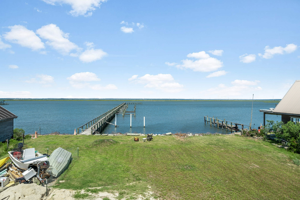 Expansive yard, stunning Views, but currently no water access at Moon Fish.
