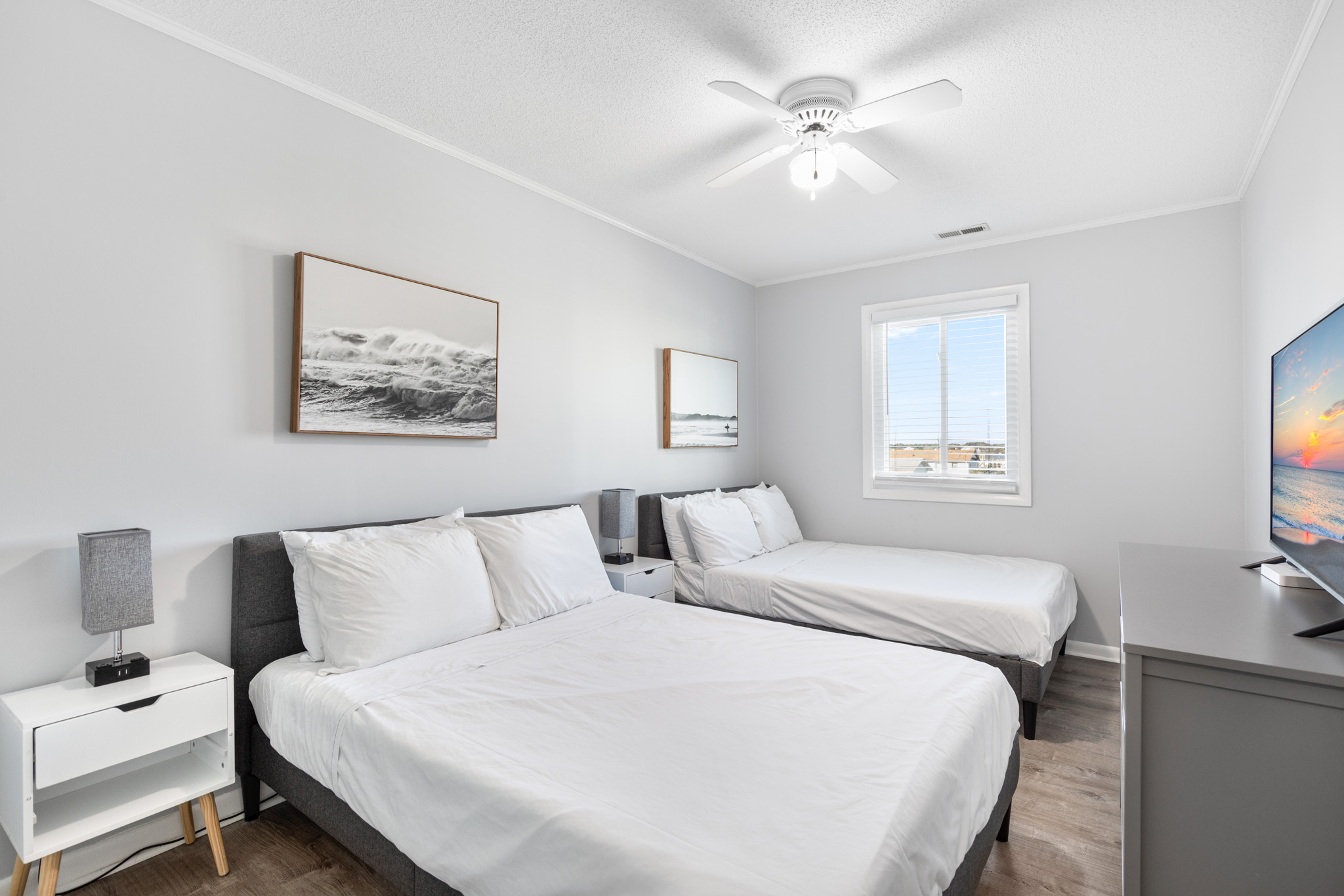 Bedroom 3 features 2 Queen Size Beds.