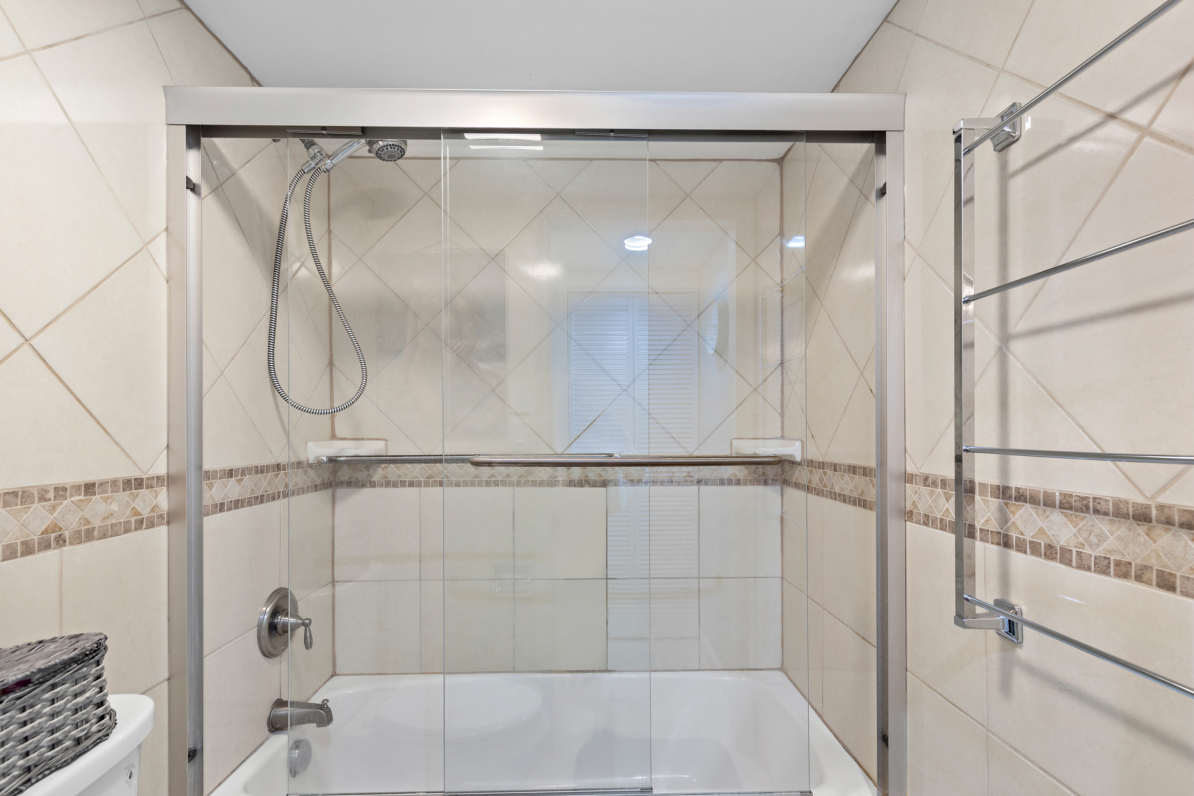 The Full Bath has a Shower/Tub Combo.