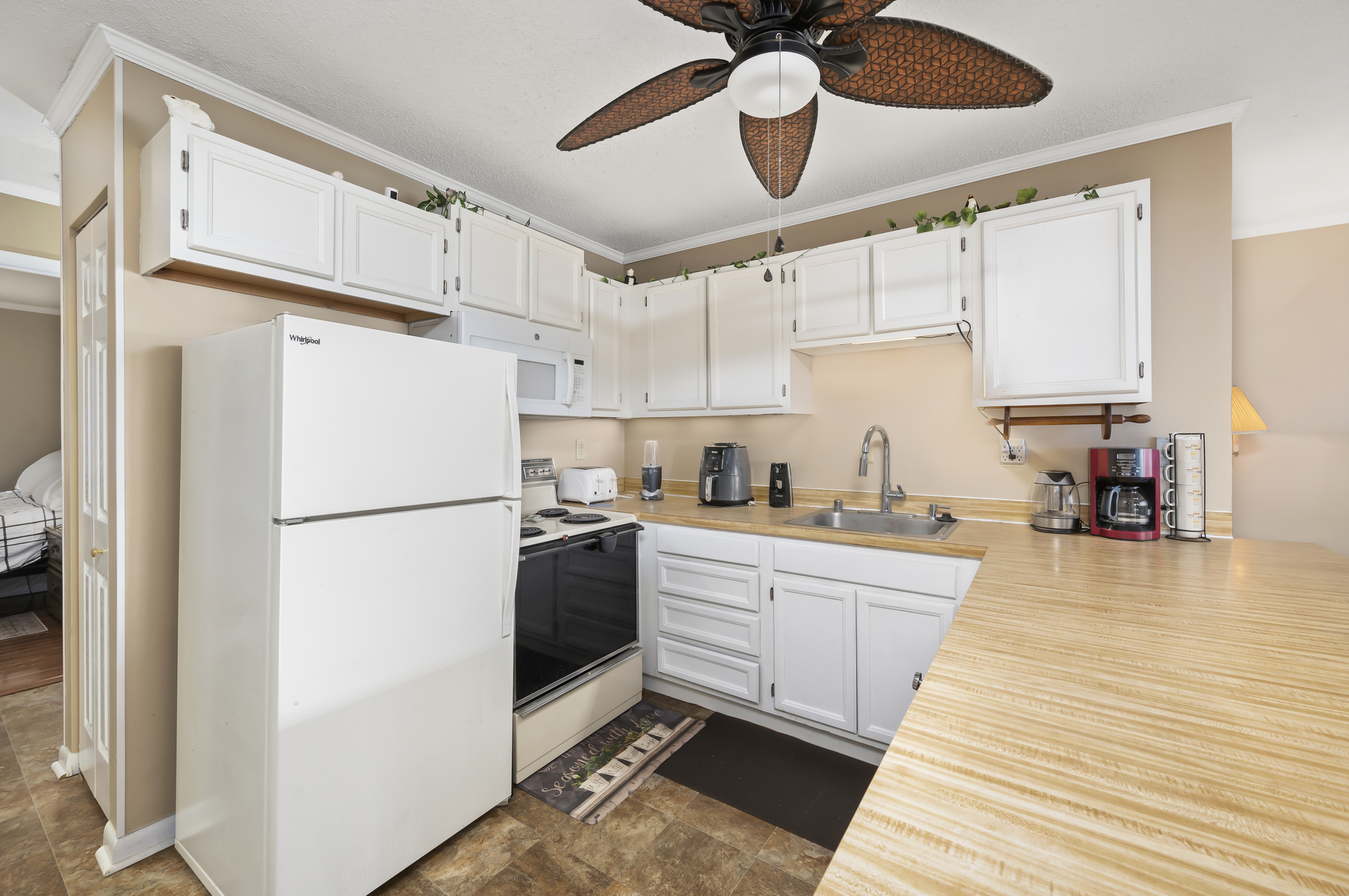 Mealtime will be a bay breeze in this well-equipped kitchen!
