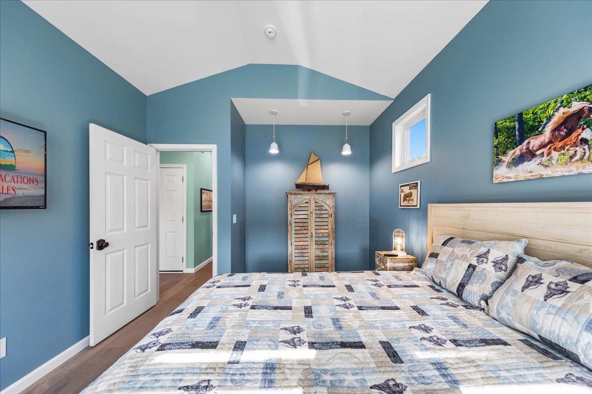 Seahorse Shanty sleeps 7 in 3 Bedrooms.