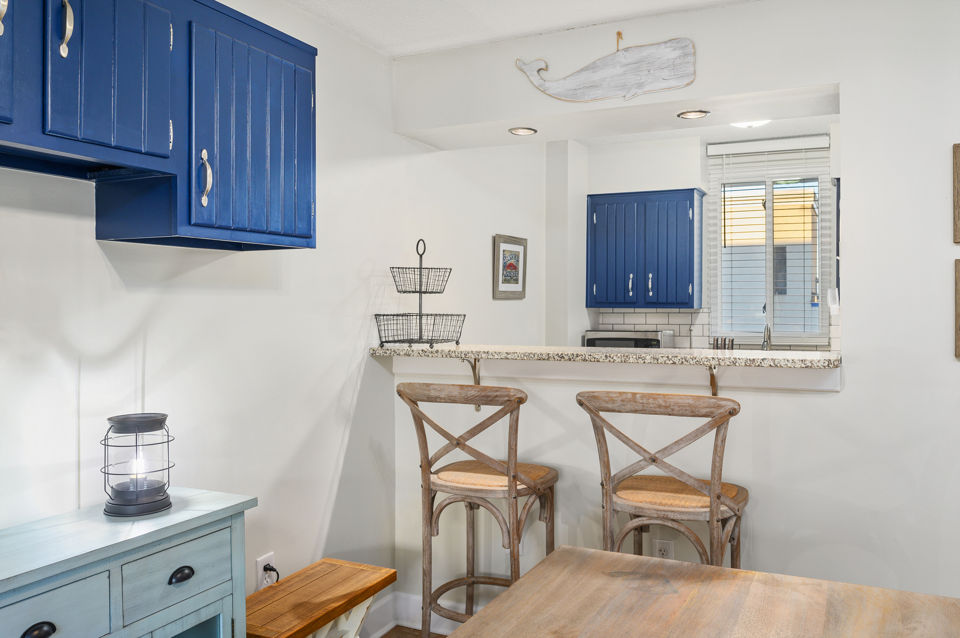 Not one to cook on vacation? Wander to one of the many great restaurants nearby!