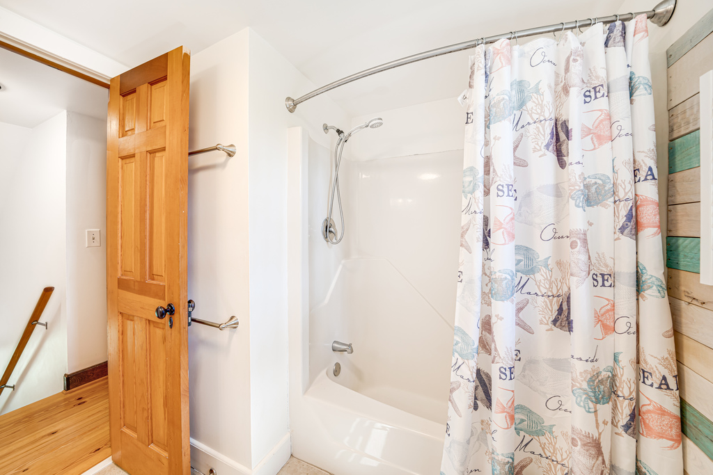 Full Bath 2 also has a Tub/Shower Combo.