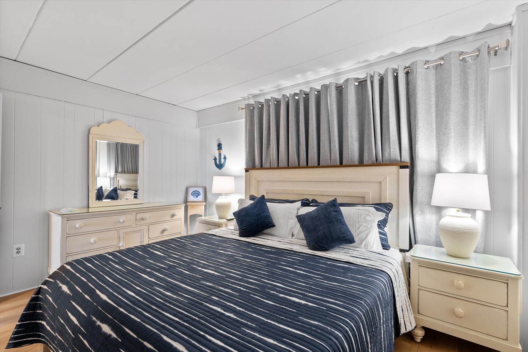 Enjoy the beach themed décor!