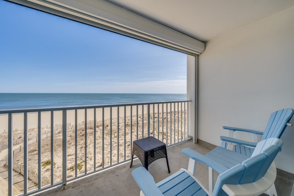 Slip out to enjoy your morning coffee with Sweeping Water Views!