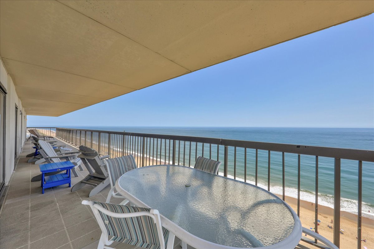 Dine Al Fresco and enjoy Breathtaking Beach Views!