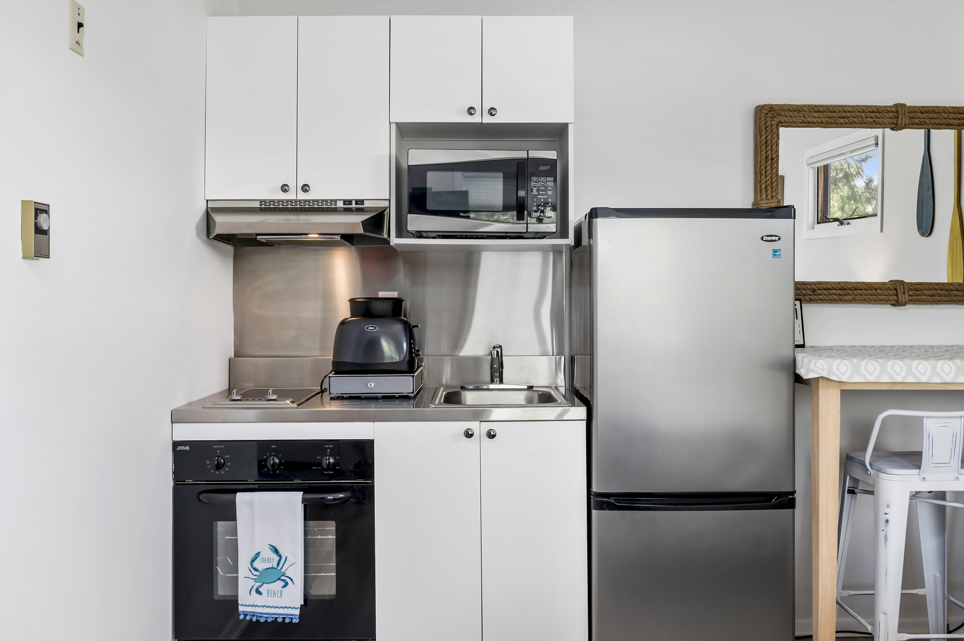 These 2 Rooms even have Ovens!