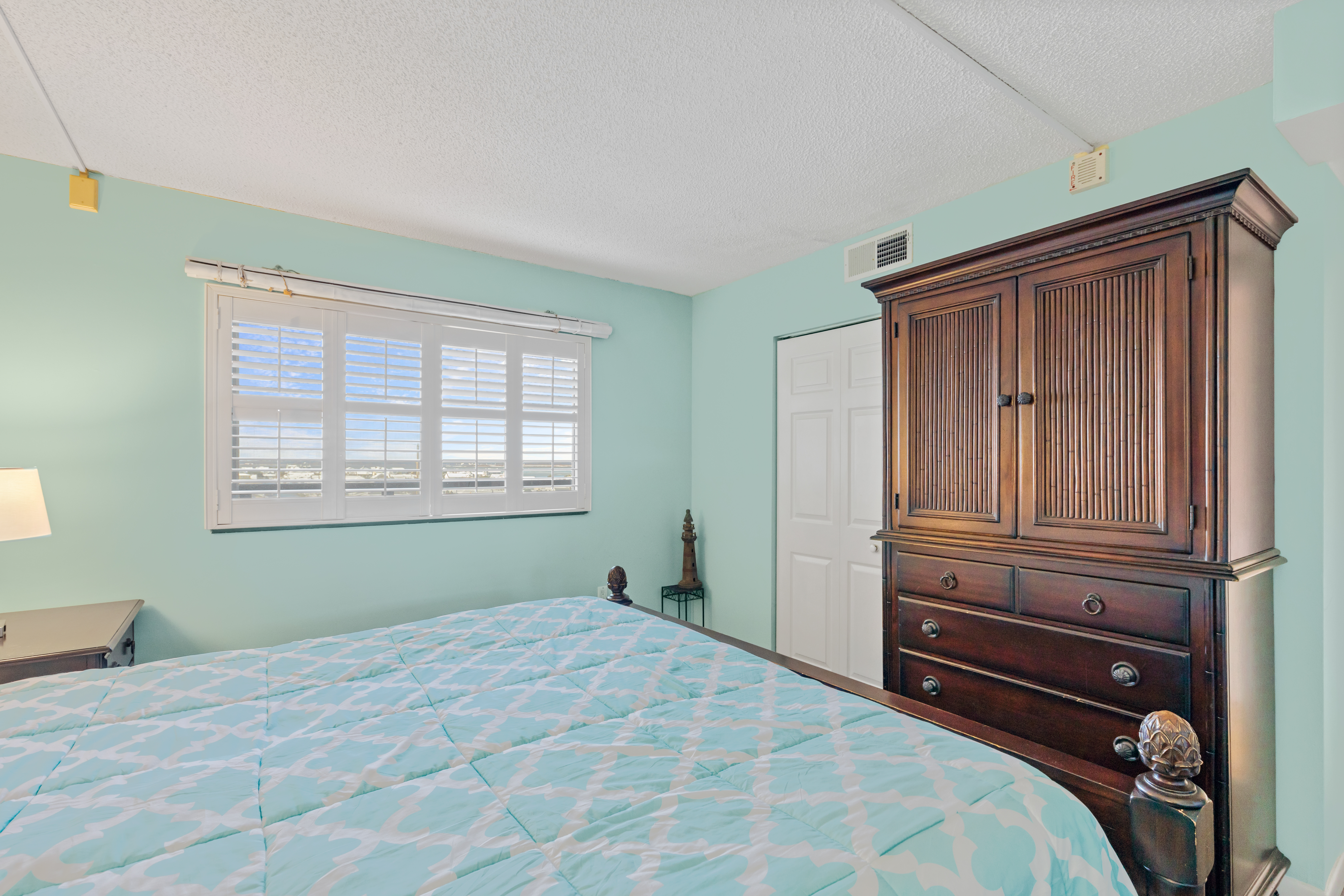 With Beachy Blues throughout, you'll wake up feeling apart of the ocean!